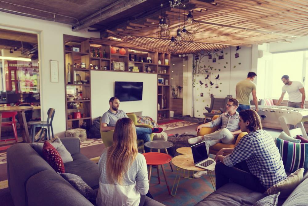 This picture shows people meeting in a comfortable, relaxed workspace.